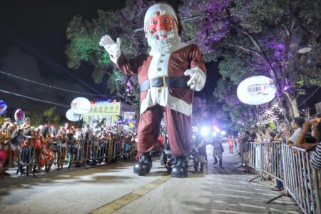 39736_um_dos_momentos_mais_aguardados_e_o_desfile_do_papai_noel_gigante_2685770125780976077