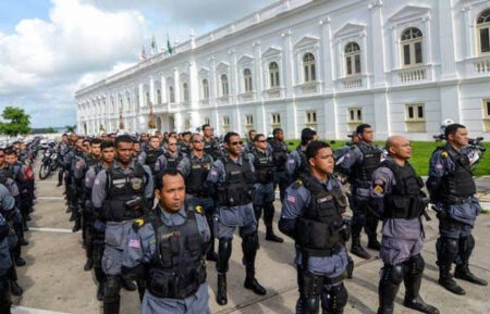 Policiais em frente ao Palácio dos Leões- Imagem de arquivo